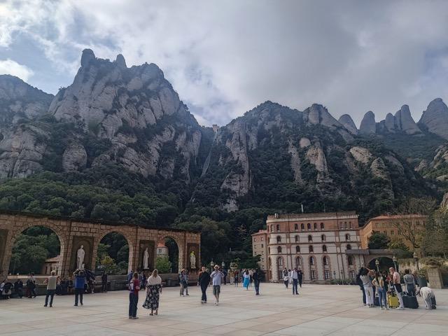 Plaza, Montserrat, Barcelona. Photo © Karethe Linaae